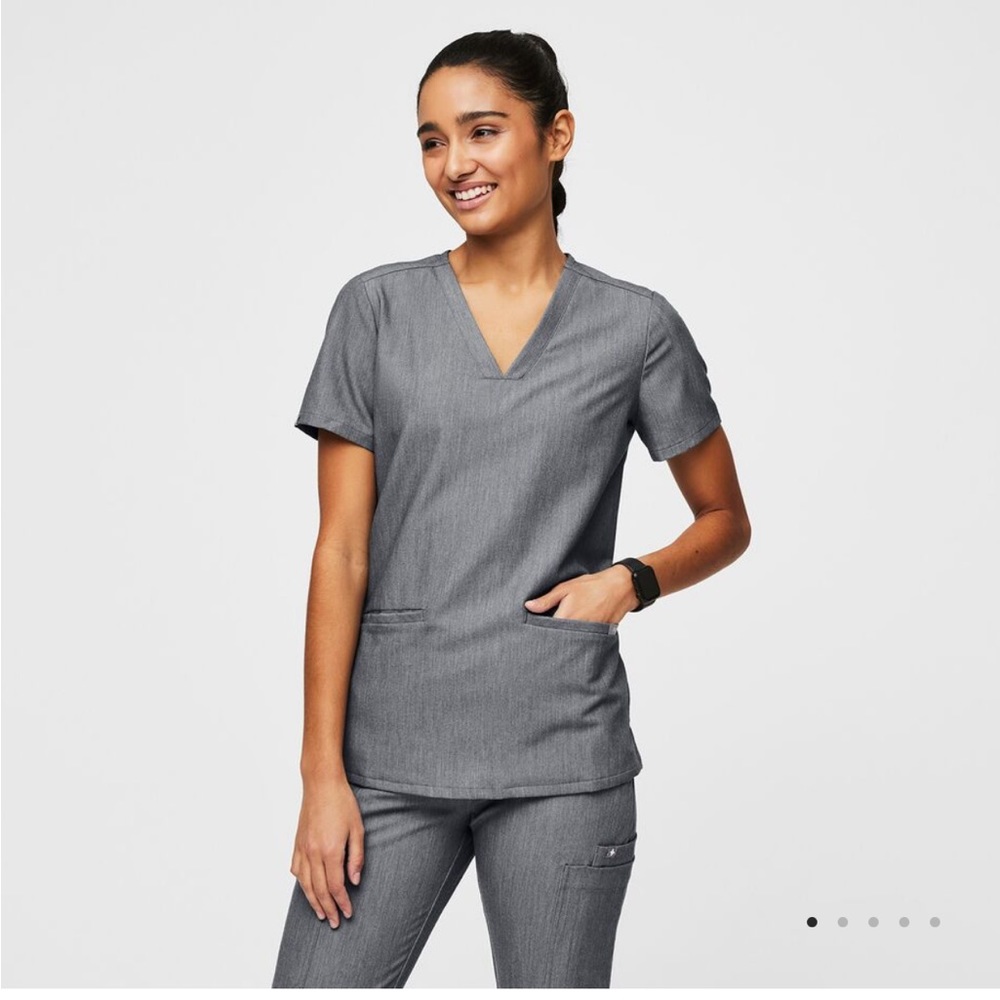 Figs Casma three-pocket scrub top in graphite